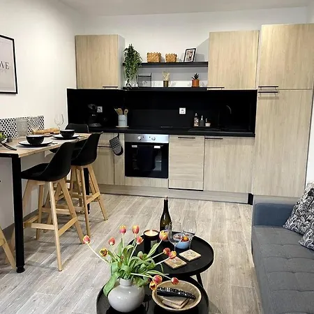 Bel Sur Cour Plein Centre Et Parking